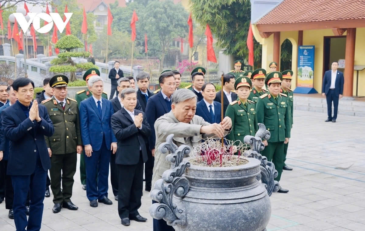 General Secretary To Lam offers incense at the memorial site in tribute to Party General Secretary Nguyen Van Linh, the first Party leader of the Đổi mới period