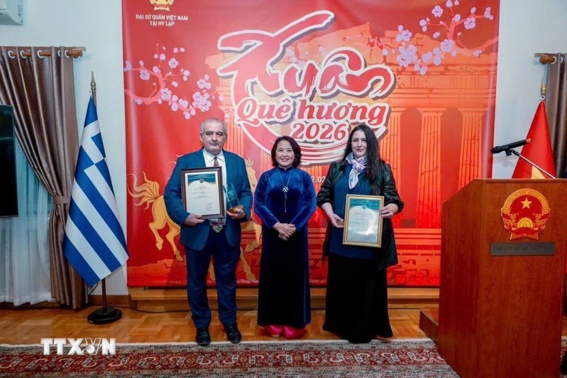 Vietnamese Ambassador to Greece Pham Thi Thu Huong (centre) presents the 11th National External Information Service Awards to Greek winners.