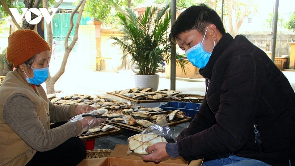 The next step is packaging, with the fish either canned or vacuum-sealed in plastic bags before being shipped to markets and distributors both within and outside the province. On regular days, many tourists also visit the grilling sites to buy the fish as gifts. Mackerel is currently sold at around 240,000–250,000 dong per kilogram.