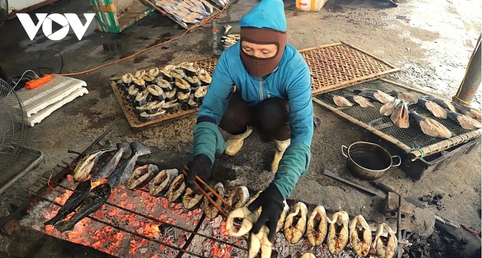Skilled grillers line up mackerel in rows on iron grills with support bars more than one metre long, set over glowing charcoal. Each grill is handled by one worker, who keeps the heat steady and closely watches each piece, turning it at the right moment. The work is considered demanding, as the grillers are constantly exposed to high temperatures, fish odors, and smoke. Some larger grilling sites employ two to three workers, with daily wages of about 300,000-350,000 dong.