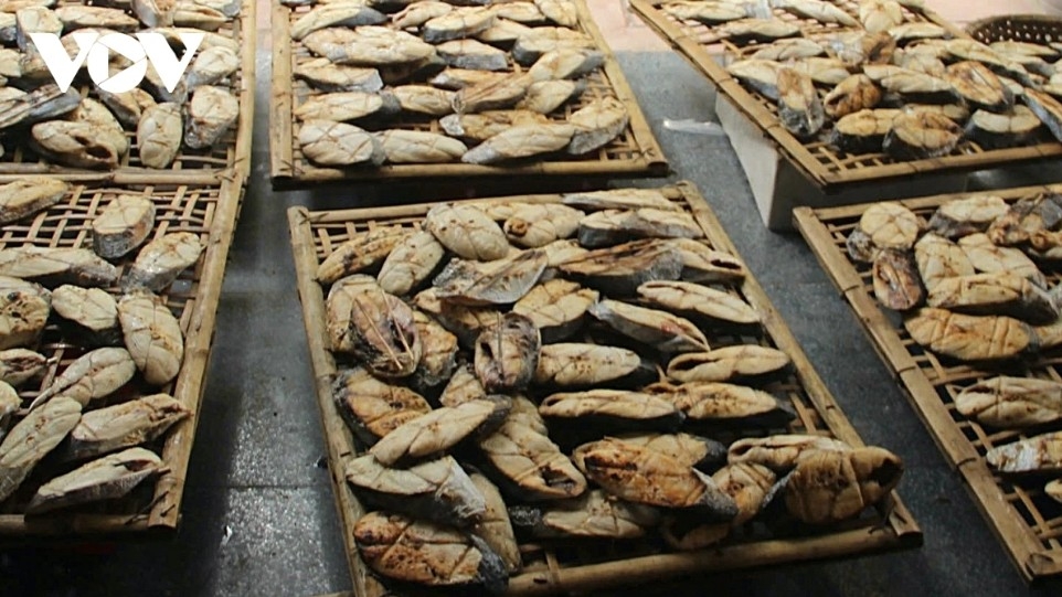Once cooked, the fish are lifted onto bamboo trays before being packaged.