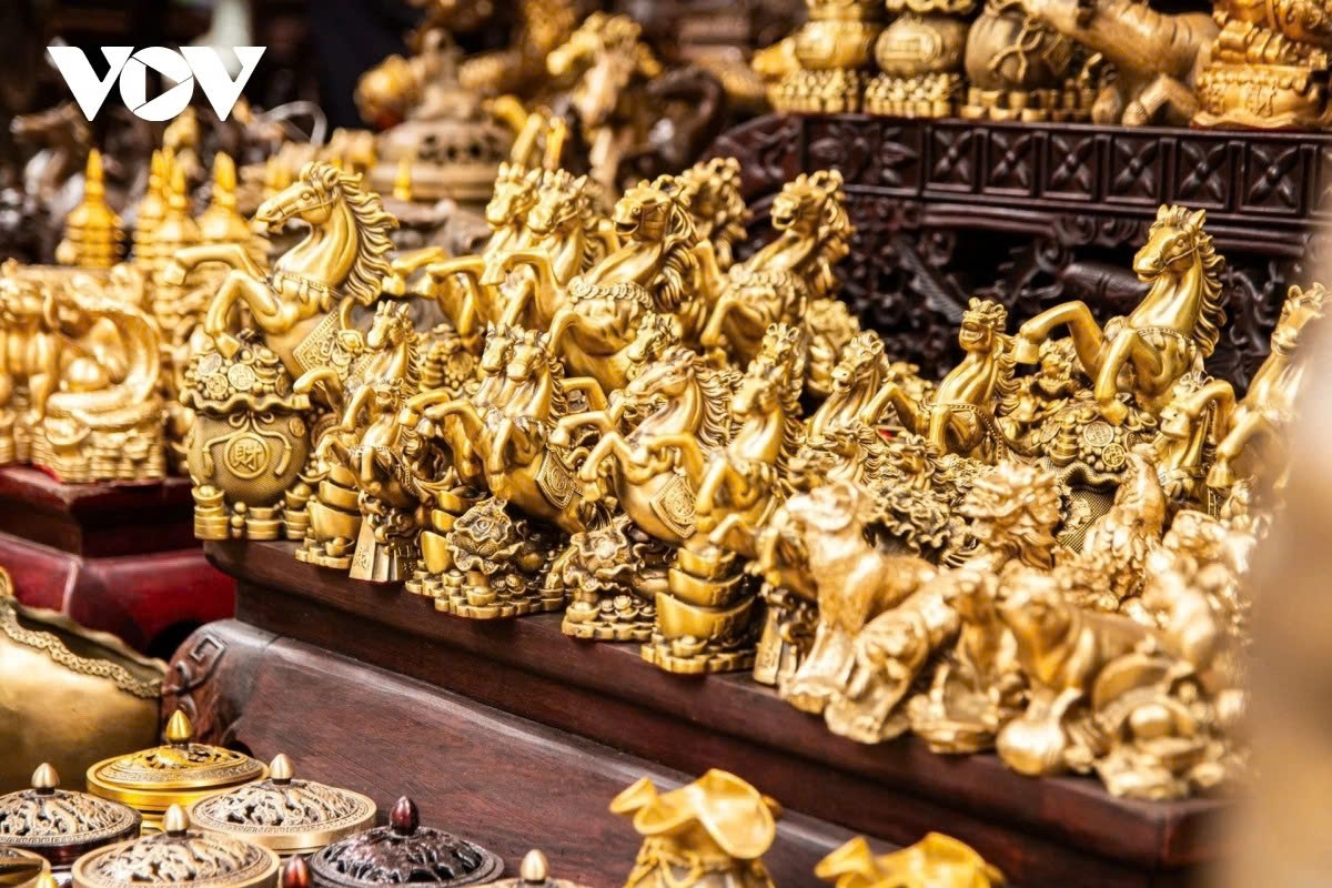Antique and vintage stalls selling items such as tobacco pipes, bronze figurines and zodiac-shaped oil lamps add a distinctive touch to Hang Luoc flower market, drawing foreign visitors and those nostalgic for old Hanoi.