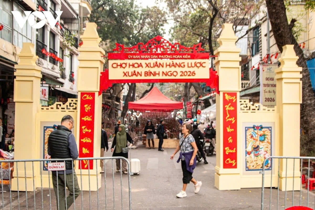 Over time, Hang Luoc flower market has changed, but many people still come here to reconnect with Hanoi’s traditional and cultural values and to find a sense of calm not found at every market. On the morning of February 3 (the 16th day of the twelfth lunar month), the market is bustling with residents out enjoying spring, shopping for ornamental plants, peach blossoms and festive decorations ahead of the Lunar New Year of the Horse.