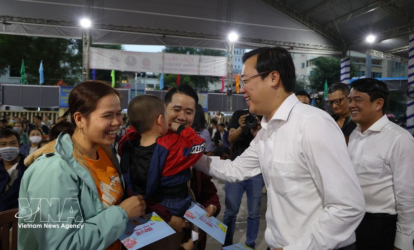 Le Quoc Phong, Permanent Deputy Secretary of the Ho Chi Minh City Party Committee, presents gifts to workers before they get on buses to return to their hometowns on February 12 (Photo: VNA)