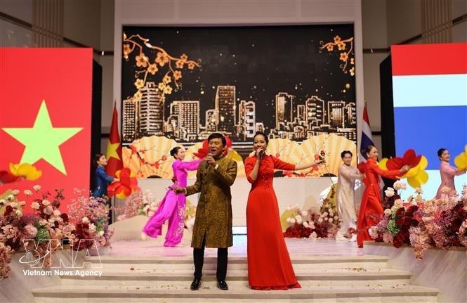 People’s Artist Ta Minh Tam and Meritorious Artist Pham Khanh Ngoc perform at the Homeland Spring Festival 2026 in Udon Thani, Thailand.