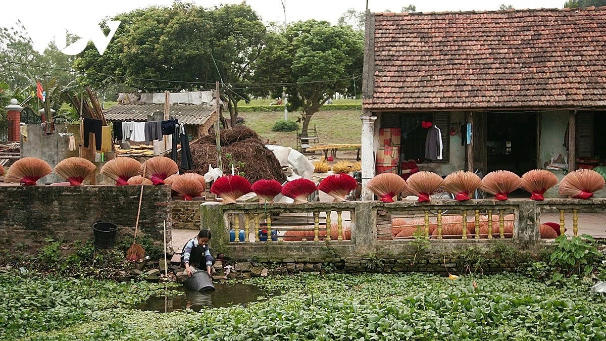 In the days leading up to the Lunar New Year, anyone passing through the village can easily sense the distinctive, lingering aroma of herbal incense filling the air.