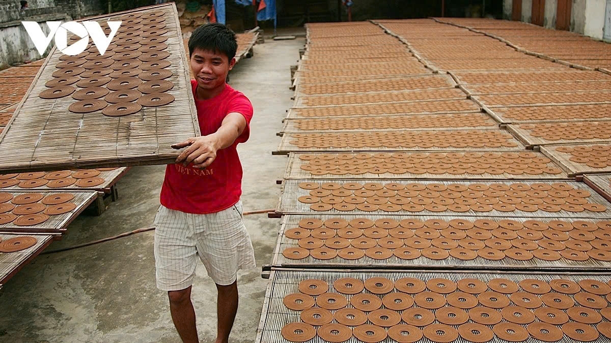 At the workshops, the pace of work intensifies as trucks carrying raw materials and finished products move in and out continuously, reflecting strong seasonal demand ahead of the Lunar New Year.