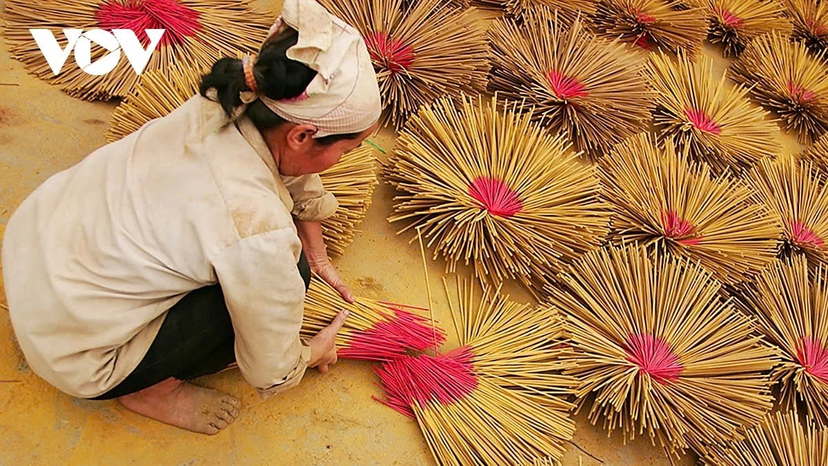 Courtyards and open spaces are fully used for drying incense, creating a vibrant and bustling scene of the traditional craft village in the lead-up to the holiday.