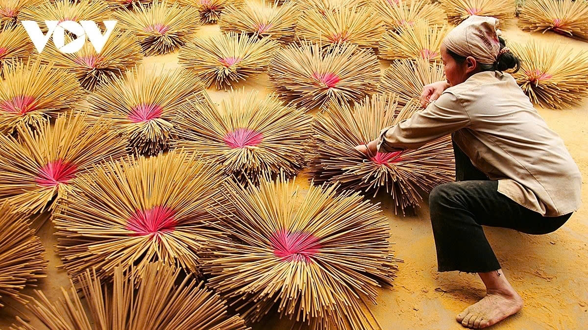 Villagers dry incense sticks directly in the sun light as opposed to making use of drying machines. It helps to dry the sticks naturally and quickly, ensuring quality, saving money, and providing the best fragrance.