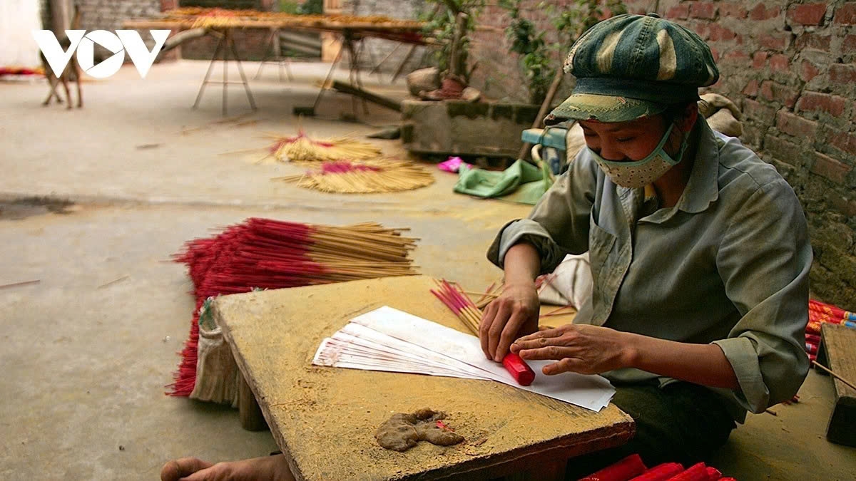 All the steps must be carried out by hand, with each stage requiring careful attention and meticulousness of craftsmen.