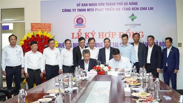 A land-rent contract signing between Korean firm HS Hyosung Quang Nam and the Chu Lai Industrial Zone Authorities on the development of a new polyester curtain fabric plant in Tam Thang Expanded Industrial Park. (Photo courtesy of Da Nang Portal)