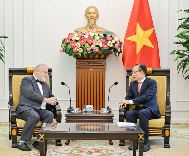 Vietnamese Foreign Minister Le Hoai Trung (R) receives Czech Ambassador Hynek Kmonicek (Photo: MOFA)