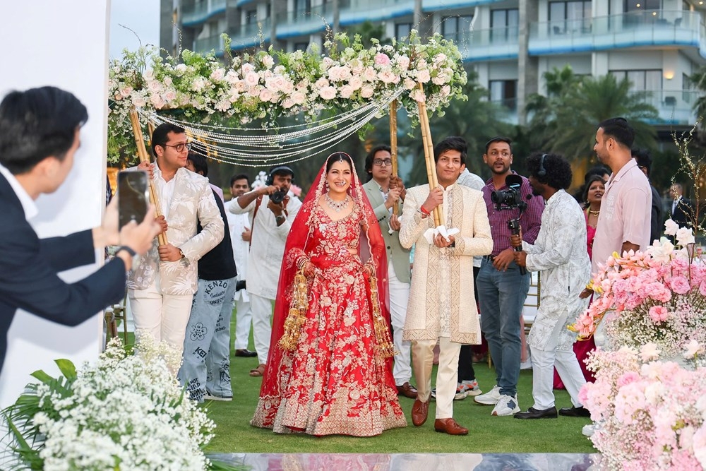 The Indian couple’s wedding takes place at Vinpearl Resort &amp; Golf Nam Hoi A (Photo: baovanhoa.vn)
