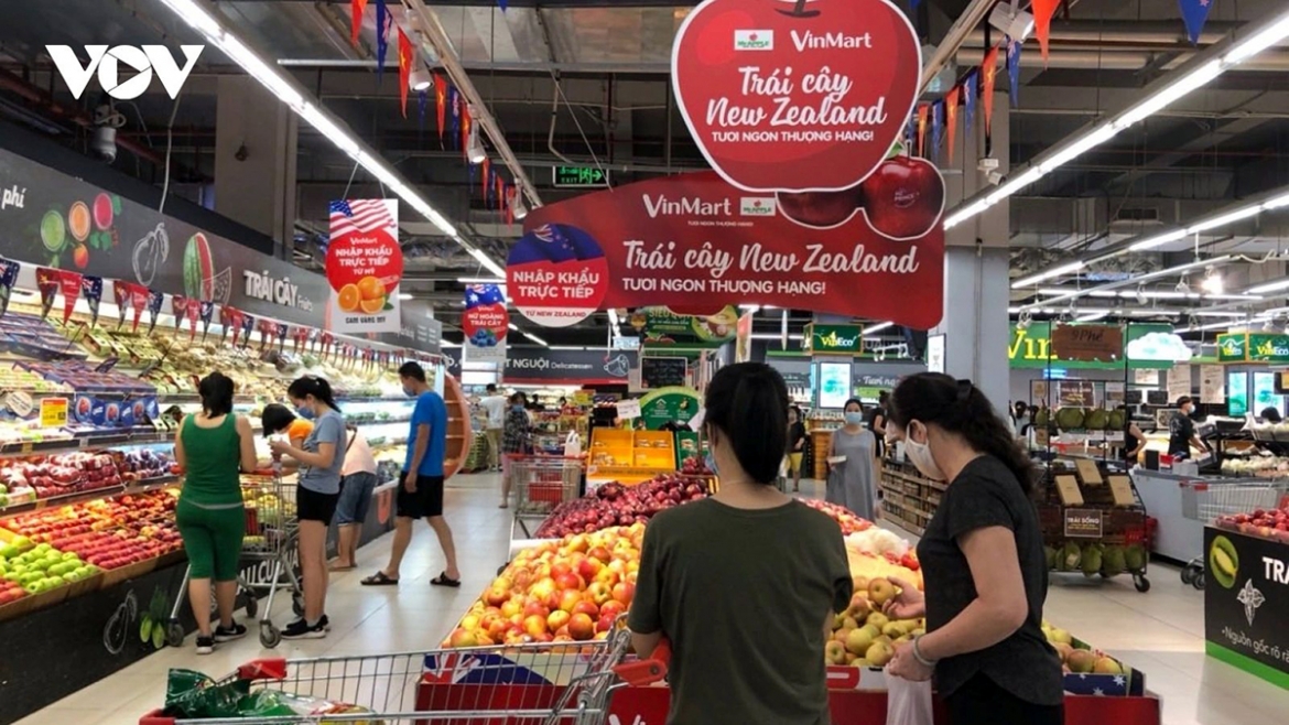 Despite mounting inflationary pressures as Vietnam targets robust growth in 2026, economists expect consumer prices to be kept within the government’s control band