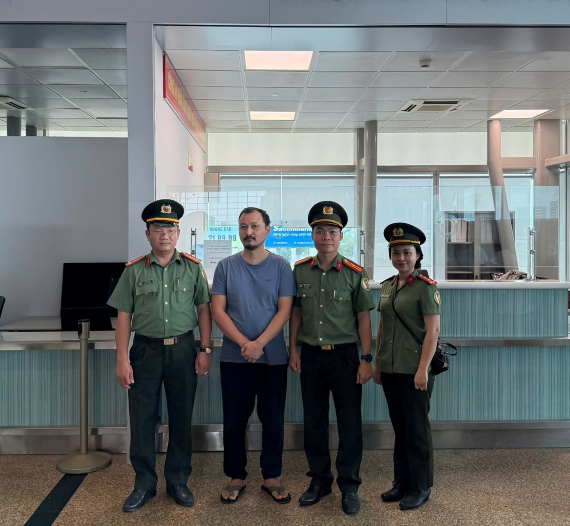 Khanh Hoa provincial police deport Nurlybekov Kairat at Cam Ranh International Airport