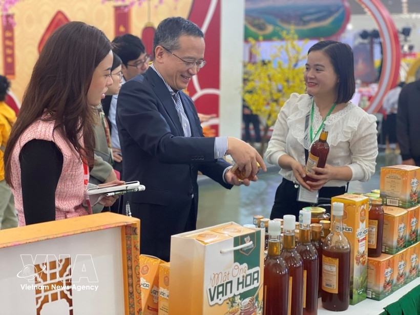 Chief representative Ozasa Haruhiko (centre) of the JETRO Office in Hanoi visits a booth at the first Glorious Spring Fair on February 6.