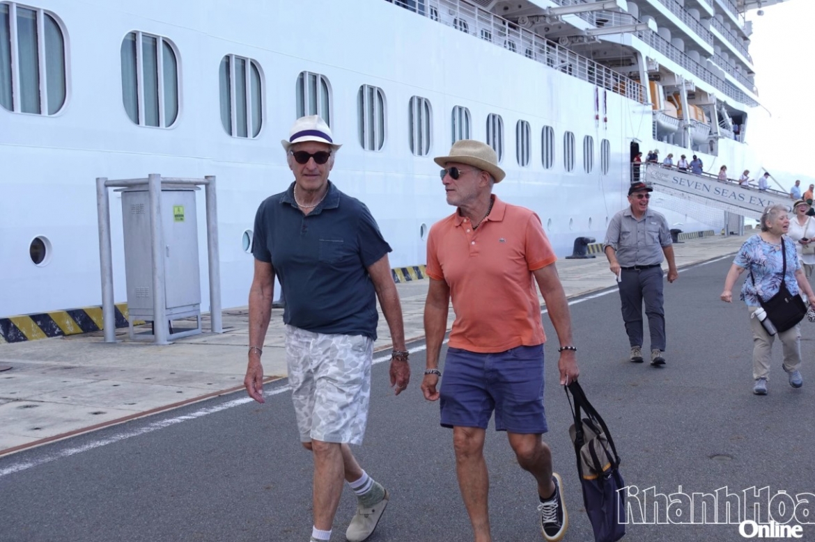 After docking, Seven Seas Explorer passengers board buses to begin their journey exploring Nha Trang – Khanh Hoa (Photo: baokhanhhoa.vn)
