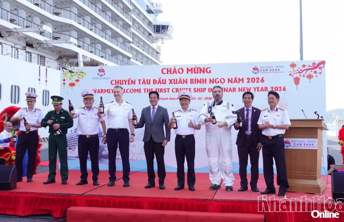 Delegates at the welcoming ceremony (baokhanhhoa.vn)