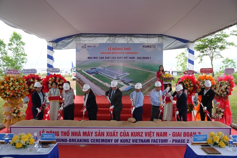 Delegates at the groundbreaking ceremony for the second phase of the KURZ Vietnam production plant (Photo: baodautu.vn)
