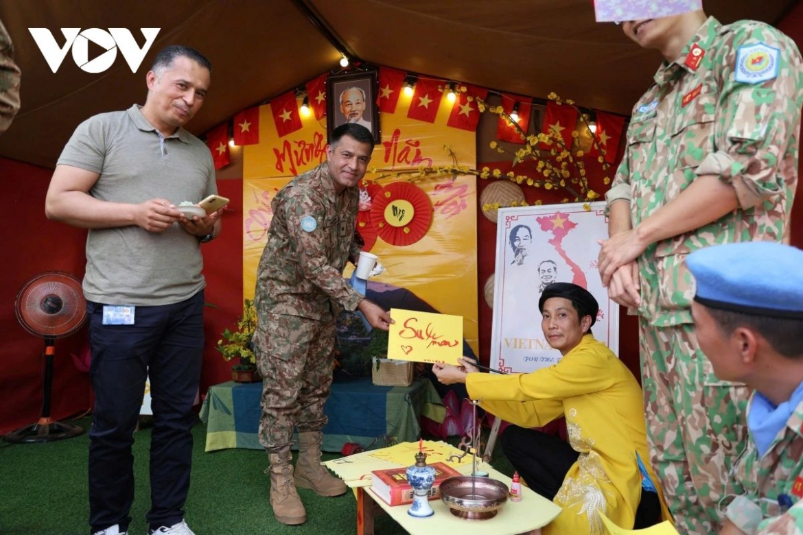 The image of traditional calligraphy masters offering handwritten characters at the start of the Lunar New Year has been recreated
