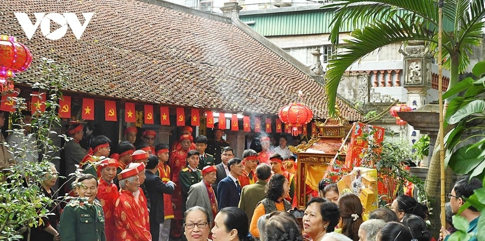 According to tradition, on the morning of the fourth day of the Lunar New Year, at the sound of the drums from Mai Dong Communal House and the inviting melodies of quan ho folk songs, residents gather in the communal yard to join the procession carrying the palanquin of the Saint from the temple to the communal house