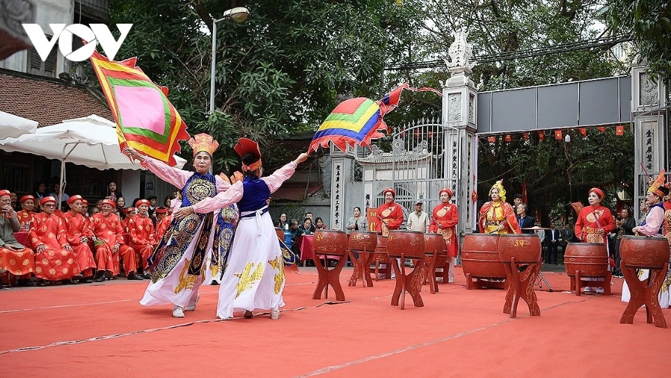The ceremony continues with festival drum performances, lion dances, martial arts displays and the opening wrestling bout, performed by two veteran wrestlers of Mai Dong Communal House and two young wrestlers.
