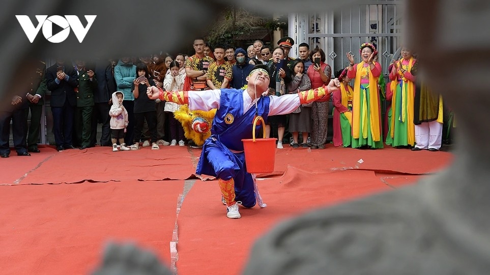 Martial arts practitioners of the Thien Mon Dao Club perform a qigong demonstration, lifting buckets of water with their eyelids.