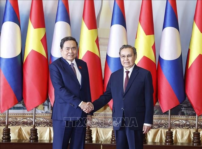 NA Chairman Tran Thanh Man (L) and President of the Lao NA Saysomphone Phomvihane (Photo: VNA)