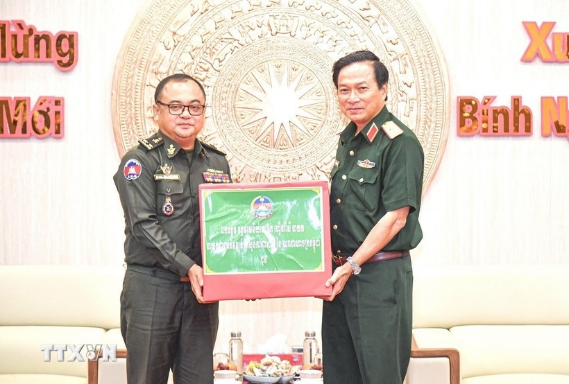 Cambodian Development Department of Cambodia's Ministry of National Defence presents Lunar New Year gifts to the armed forces of Military Region 9. (Photo: VNA)
