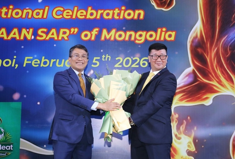 Permanent Deputy Minister of Foreign Affairs Nguyen Minh Vu presents flowers to congratulate Mongolian Ambassador to Vietnam Jigjee Sereejav. (Photo: VNA)