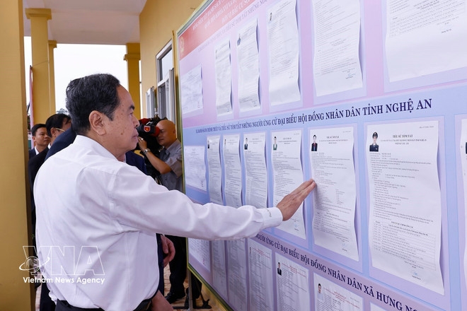 National Assembly Chairman Tran Thanh Man inspects preparations for the election at Polling Station No. 31 in Hung Nguyen commune, Nghe An province, on February 28. (Photo: VNA)