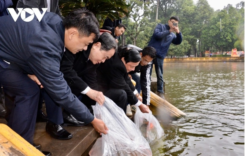 NA Chairman Tran Thanh Man performs a fish-release ritual at President Ho Chi Minh’s fish pond.