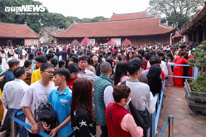 Despite a sharp rise in visitor numbers, on-site arrangements are carried out in an orderly manner, ensuring public security.