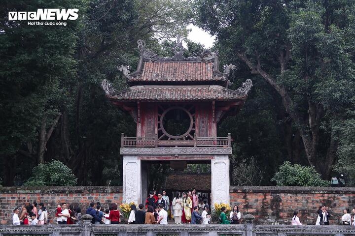 Seeking calligraphy at the start of spring reflects a long-standing Vietnamese tradition of valuing learning and knowledge, preserved across generations.