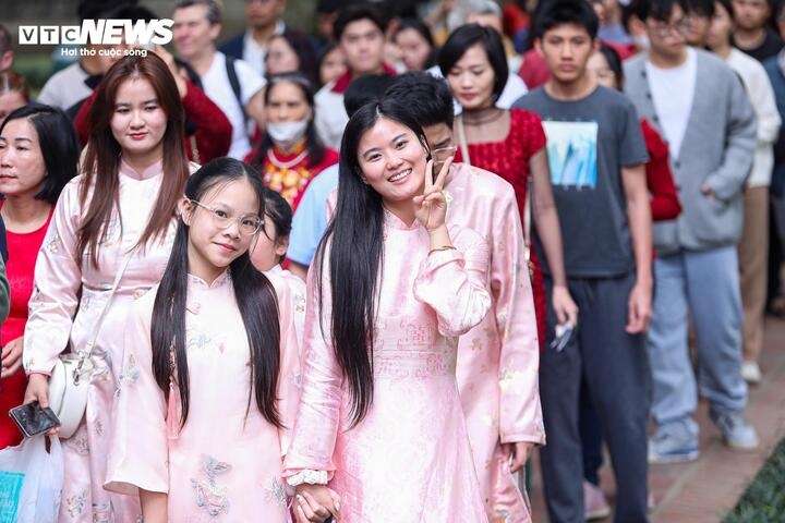 “Every first day of Tet, my family and I come here to seek calligraphy. I only hope that in the new year our grandparents, parents and loved ones will have smooth work, good fortune and peace,” a visitor says.