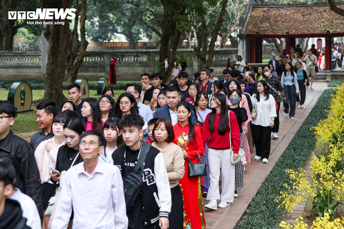 Many visitors come to the Temple of Literature at the start of the year to seek calligraphy and express their aspirations.