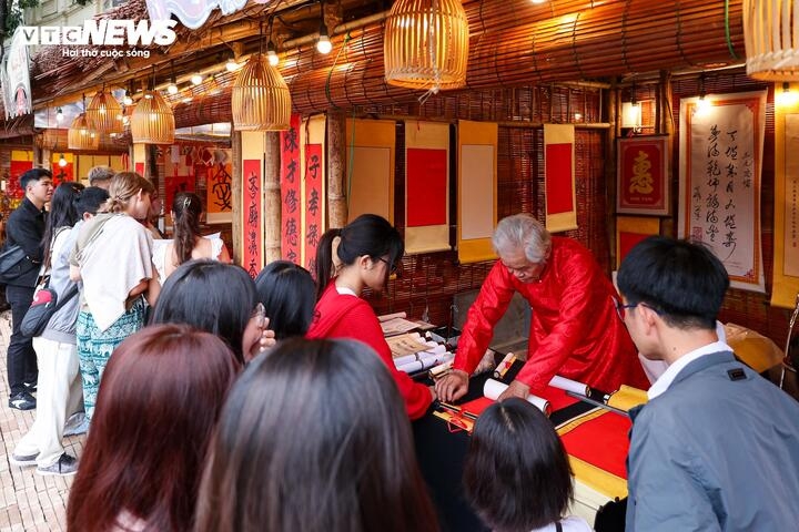 At Ho Van Lake within the special national site of the Temple of Literature – Quoc Tu Giam, the “Spring Calligraphy Festival of the Year of the Horse 2026” features 35 calligraphy tents, drawing large numbers of visitors for viewing and hands-on experiences