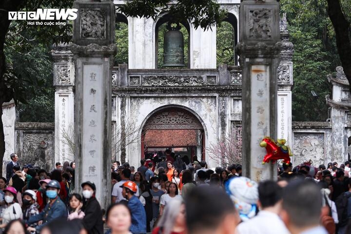 On the afternoon of the first day of the Lunar New Year of the Year of the Horse 2026, the Temple of Literature welcomes many families bringing children for spring outings and sightseeing. In the early days of the year, it is a familiar destination for Hanoi residents.