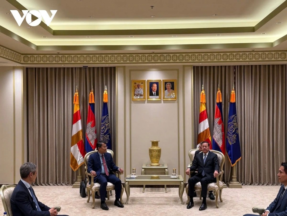Nguyen Minh Vu (L), Deputy Minister of Foreign Affairs of Vietnam, and Neth Savoeun, First Deputy Prime Minister of Cambodia, during their meeting in Phnom Penh on February 27.