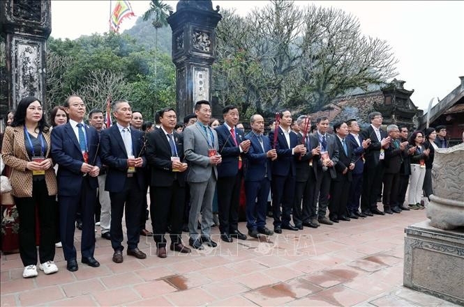 Overseas Vietnamese visit and offer incense at the King Dinh and King Le Temple complex in Ninh Binh province