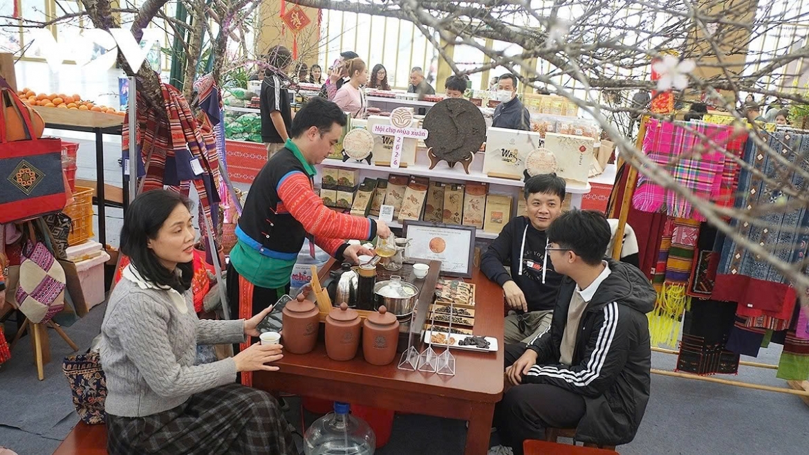 Vi Oanh, a local resident from Lang Son province, shares that the fair helps her understand more about the culture in the northwestern region.
