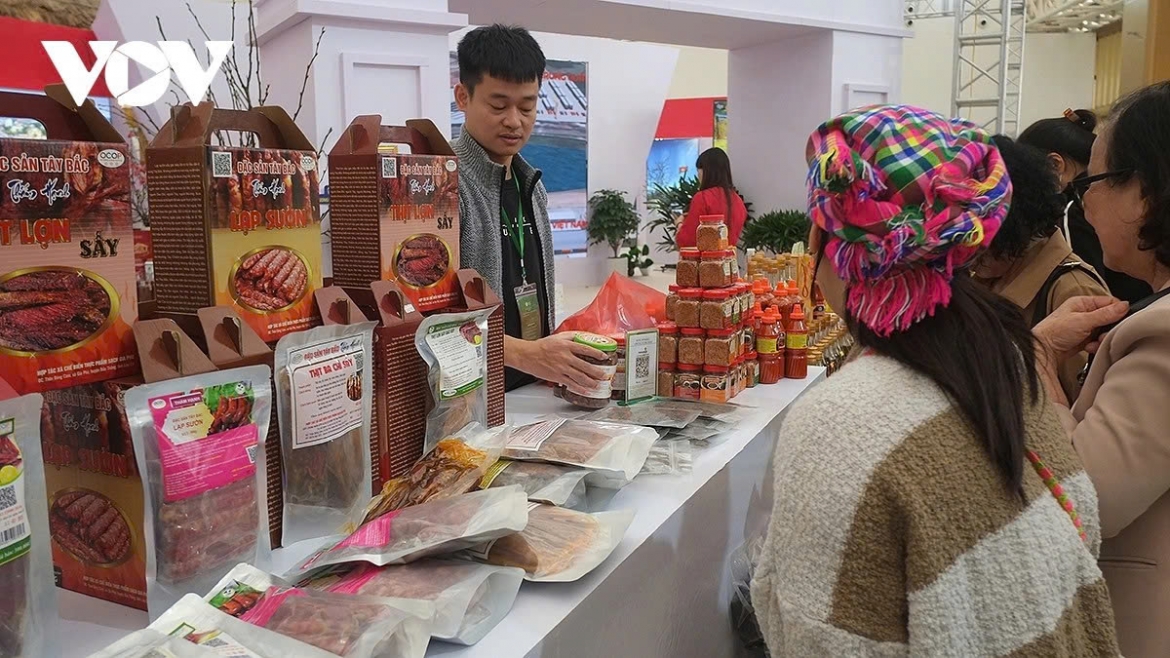 The Spring Fair also introduces customs and daily lives of the Thai, Mong, Dao, Tay ethnic groups.