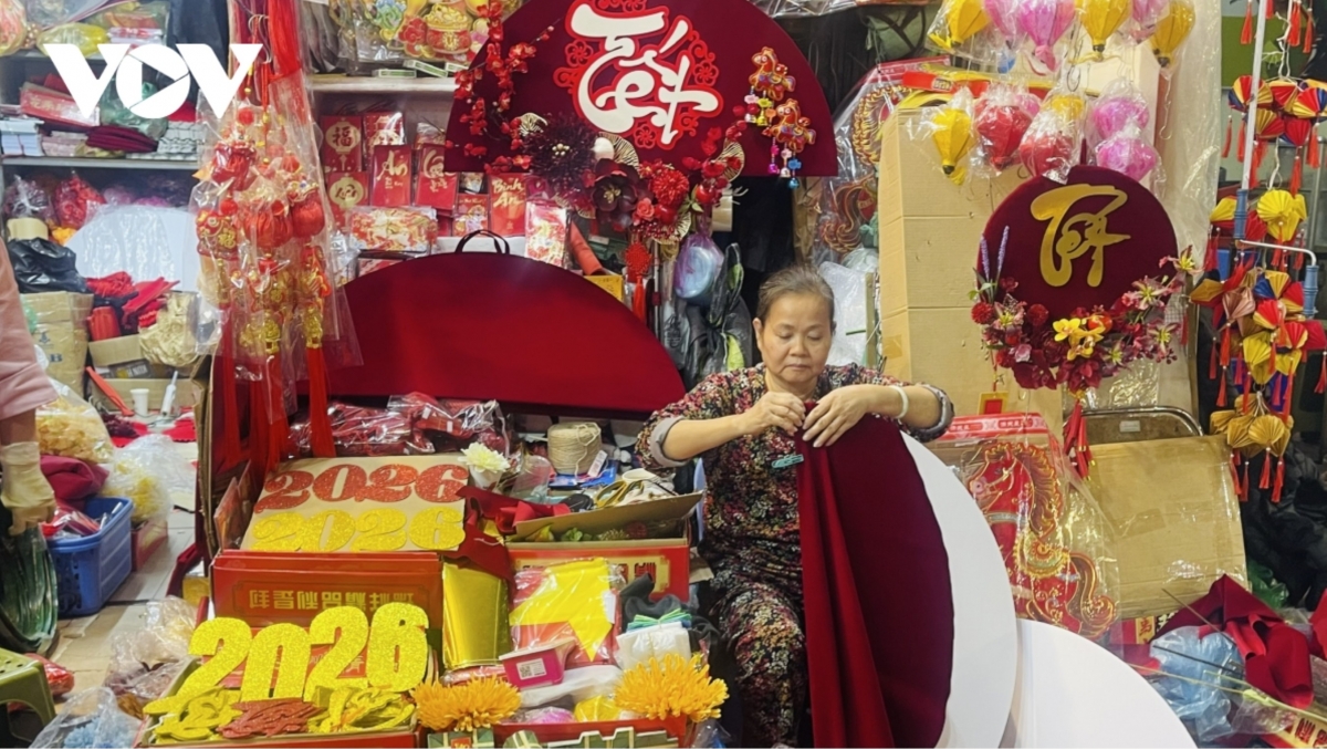 Traders work to finish Lunar New Year decorations at their stalls ahead of the peak shopping season, as many visitors come to Hang Ma Street not only to buy festive items but also to experience the traditional Tet atmosphere.