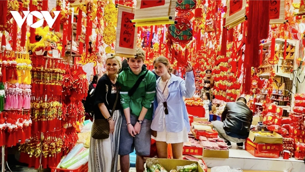 Foreign visitors visit Hang Ma Street to experience the traditional Tet atmosphere and explore distinctive Vietnamese festive decorations.