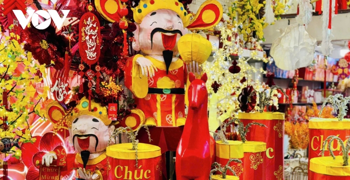 Stylised horse decorations combined with lanterns and traditional Tet greetings become a focal point for shoppers and visitors.