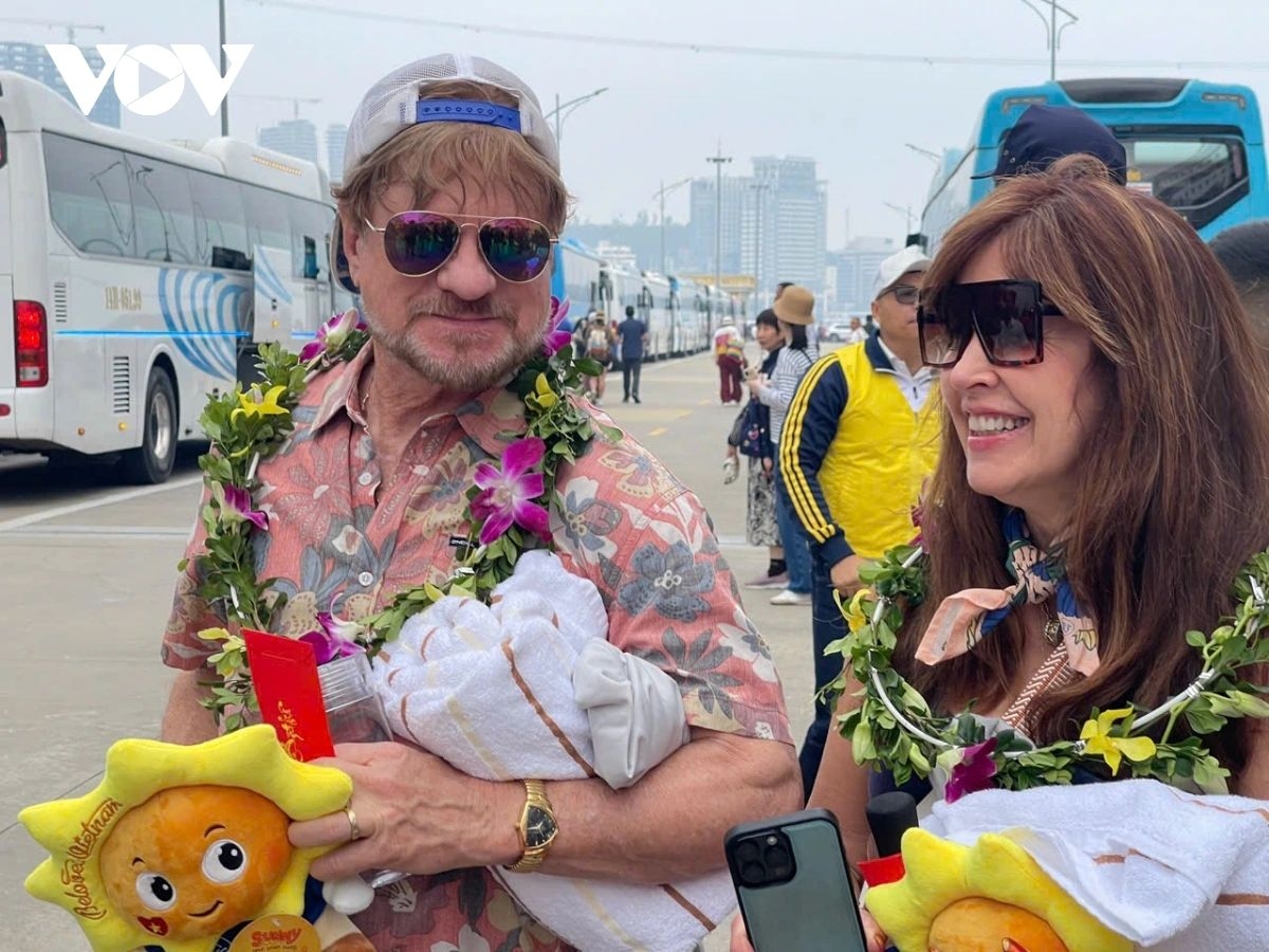 Paul Overstreet (R) from the United States says she is impressed by the warm welcome at Ha Long International Cruise Port on Lunar New Year's Day