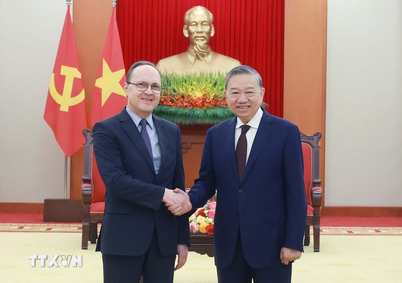 Party General Secretary To Lam (R) receives Russian Ambassador to Vietnam Gennady Bezdetko (Photo: VNA)
