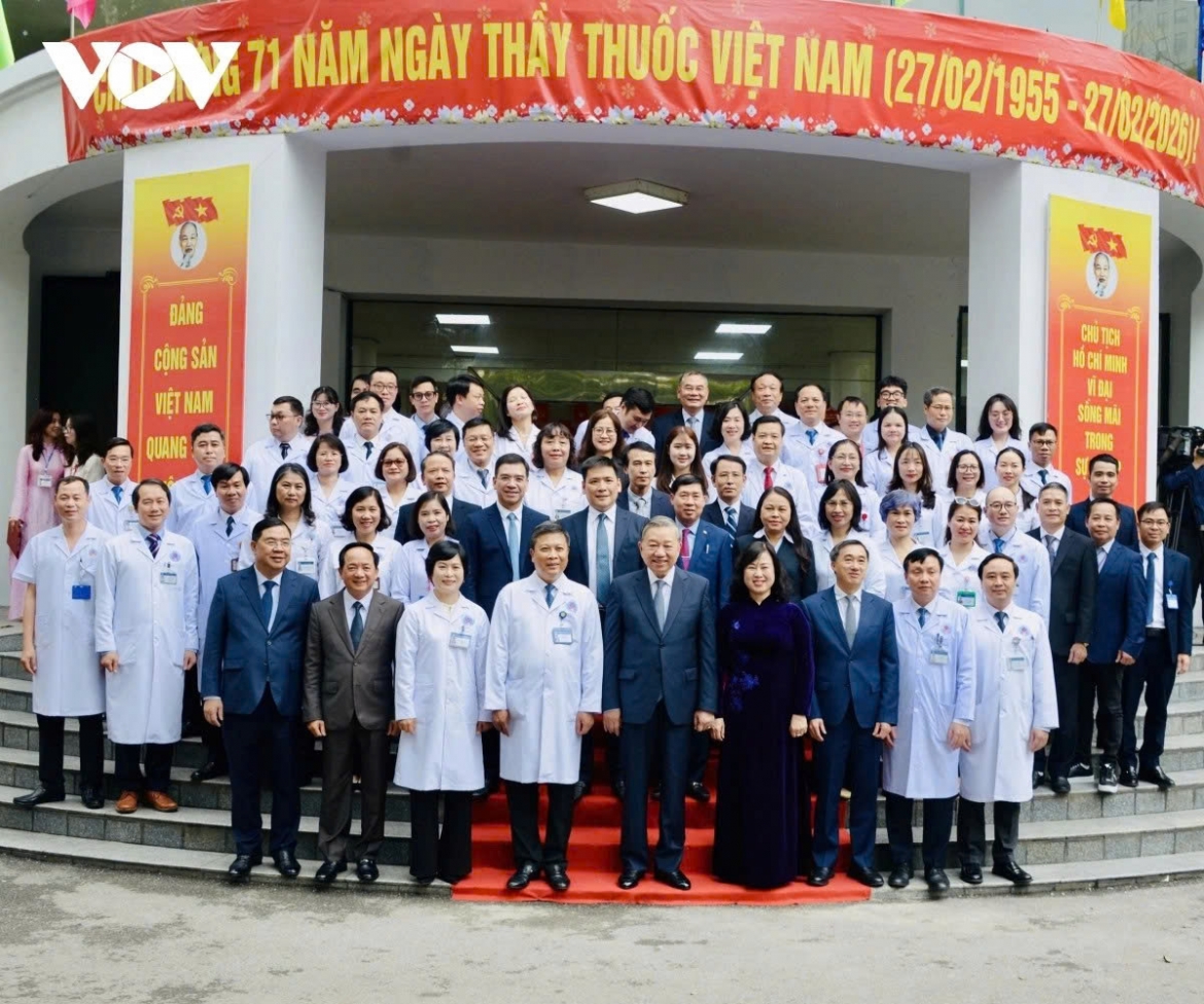 Party chief To Lam and leaders and doctors of Huu Nghi Hospital pose for a photo on Vietnam Doctors’ Day - February 27