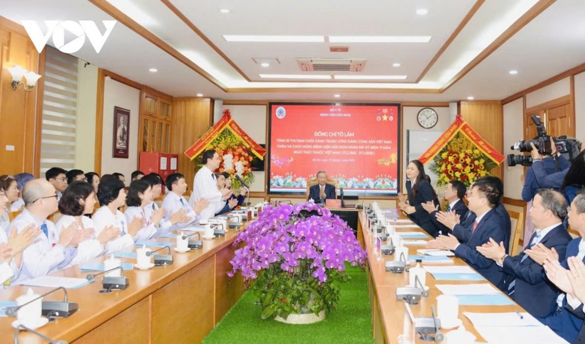 Party General Secretary To Lam meets with leaders and doctors at Huu Nghi Hospital in Hanoi on February 27