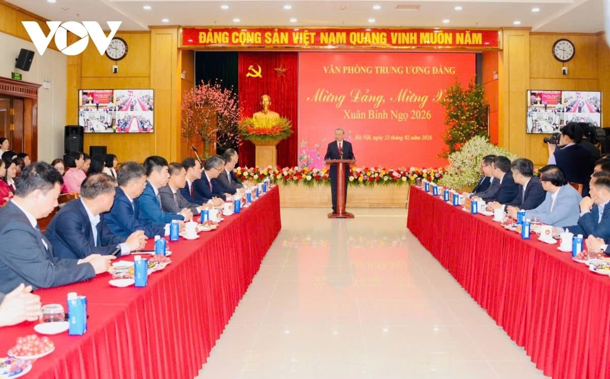 Party General Secretary To Lam chairs a Lunar New Year meeting with officials and staff of the Party Central Committee's Office, calling for swift execution of the 14th Congress Resolution